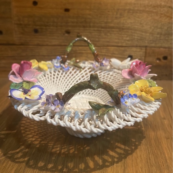 OLD VINTAGE CROWN STAFFORDSHIRE PORCELAIN WOVEN BASKET FLOWERS FLORAL 2 HANDES - Picture 6 of 7